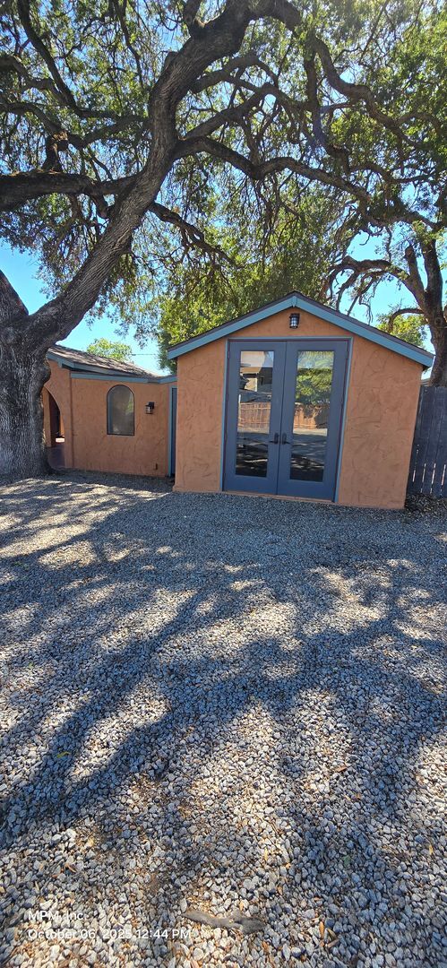 Building Photo - 1 bedroom 1 bath cottage Unit 1849 Vine Street,  B