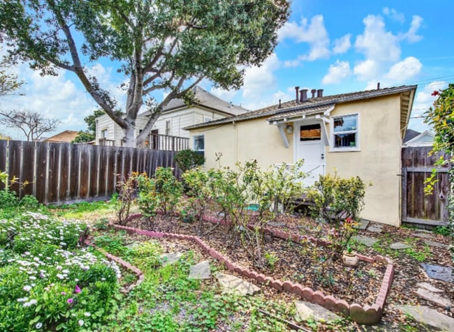 Building Photo - Spacious & Updated 2 BR / 1 BA Home in North Oakland – Move-In Ready!