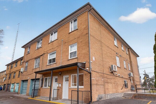 Photo - 3879 Bathurst St