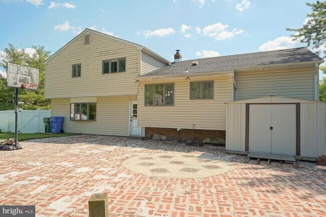 701 Crestbrook Ave
