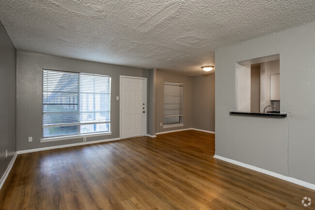 1BR, 1BA - 750SF - Living/Dining Area