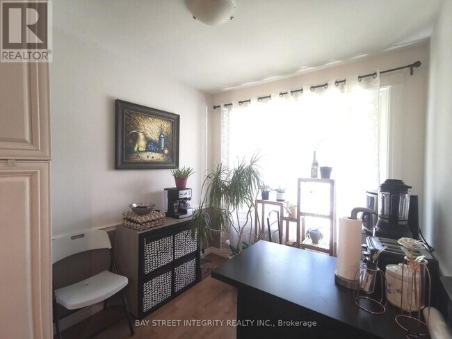 Photo - 976 Raintree Ln