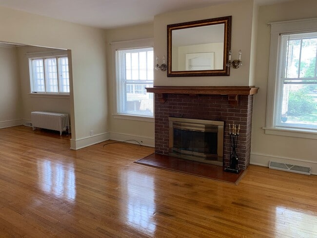 Building Photo - East Canedy Unit 417 E Canedy