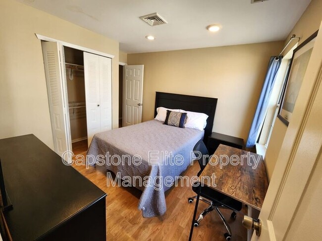 Building Photo - 1 Cornerstone Ln Unit Triple - Standard Room