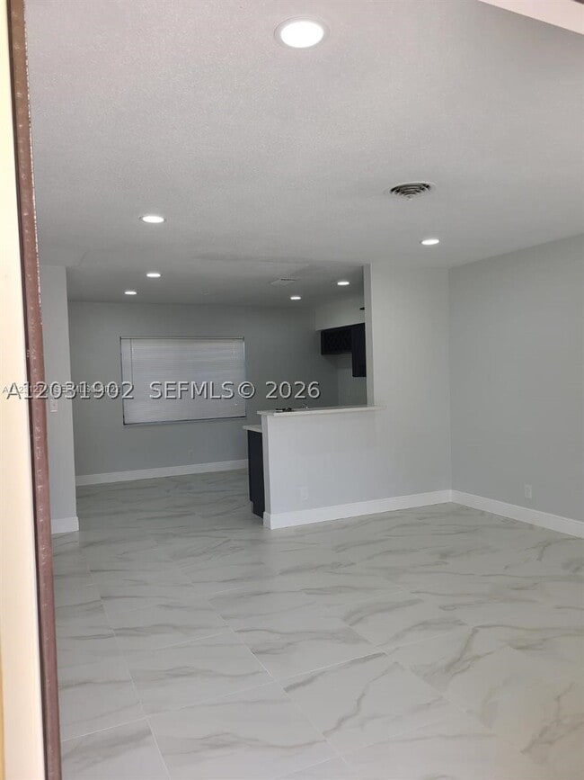 Building Photo - 590 NE 20th St Unit 1