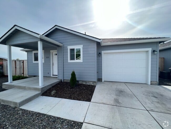 Building Photo - 3 BEDROOMS SINGLE LEVEL HOME