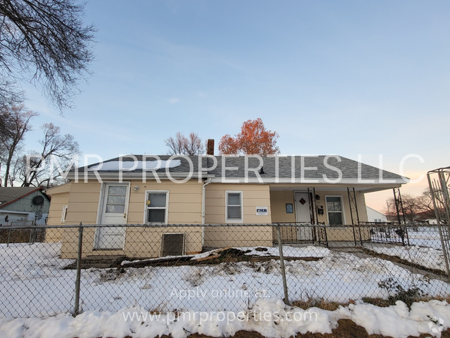 Building Photo - 2Bed/1Bath Home with extra room