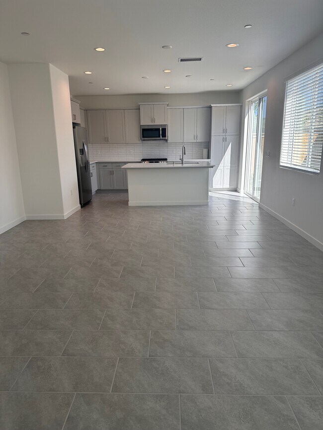 Photo - 696 Philip Way