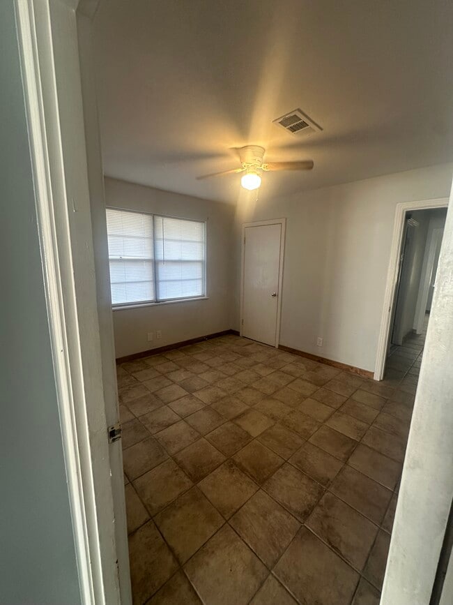 Photo - 202 Gross St