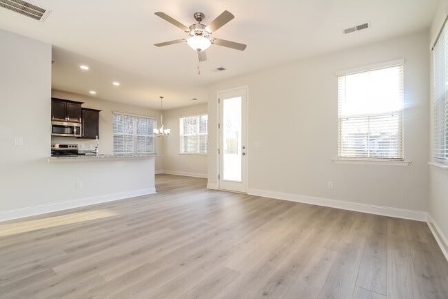 Photo - 308 Woodgate Wy