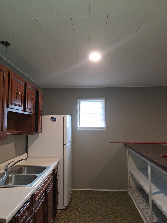 Kitchen - 411 Kibbie St