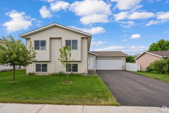 Building Photo - Amazing 3 Bedroom/2 Bath Bi-Level Home for...