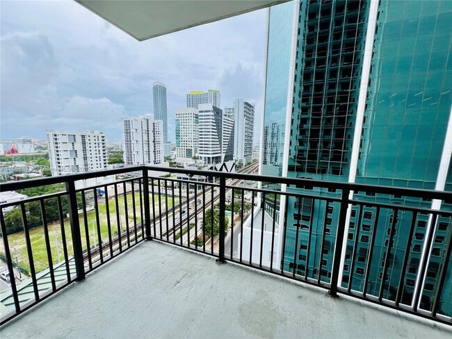 Building Photo - 999 SW 1st Ave Unit 1414 Rental