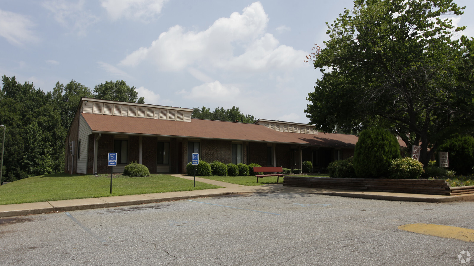 Kensington Manor - Kensington Manor Apartments