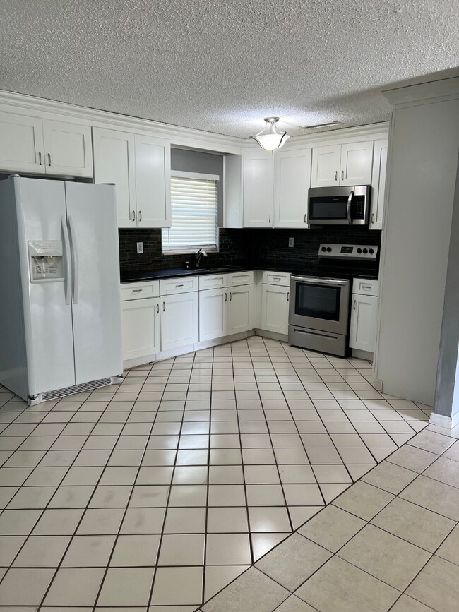 Photo - Adorable 3 bedroom 2 bath rental with full...