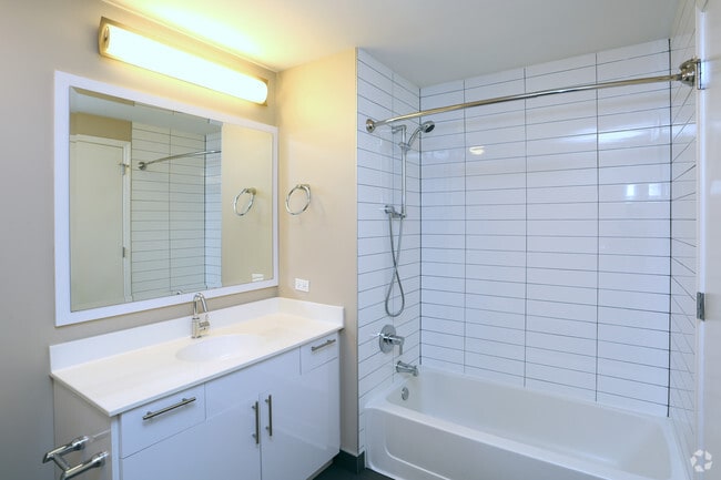 1BR, 1BA - 977SF - Bathroom
