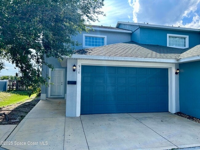 Building Photo - 910 Twisting Branch Ct