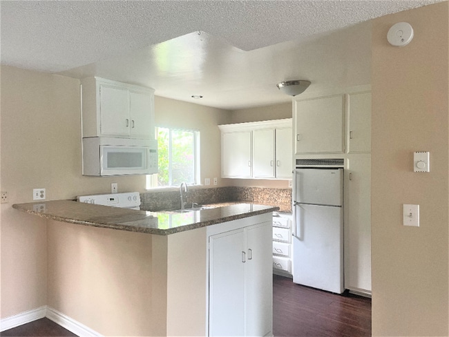 Photo - 931 W 19th St Unit 10