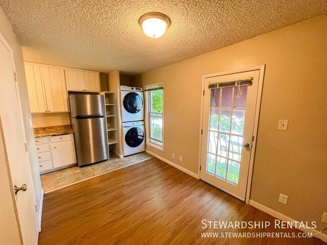 Photo - 893 W 5th Ave Unit 4