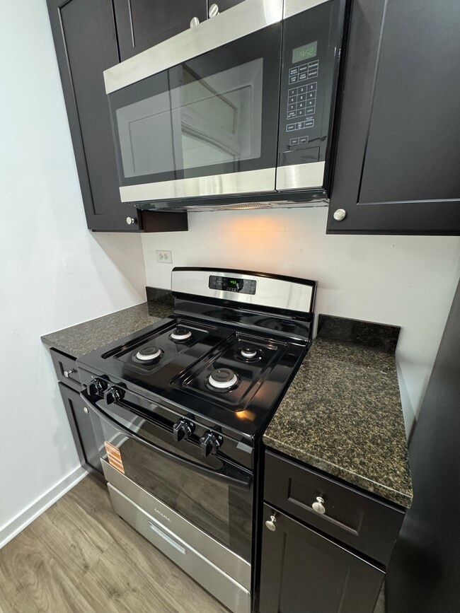 Building Photo - 5005 W Ferdinand St Unit 5005 w  #1