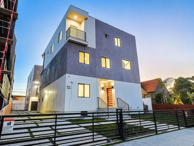 Building Photo - 4838 W 17th St