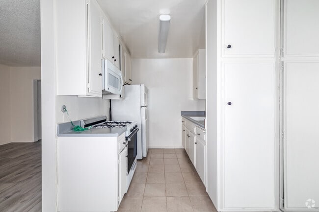 1BR, 1BA - 700SF - Kitchen - Fuller Apartments