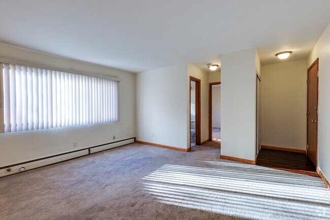 1BR, 1BA - 600SF - Living Room