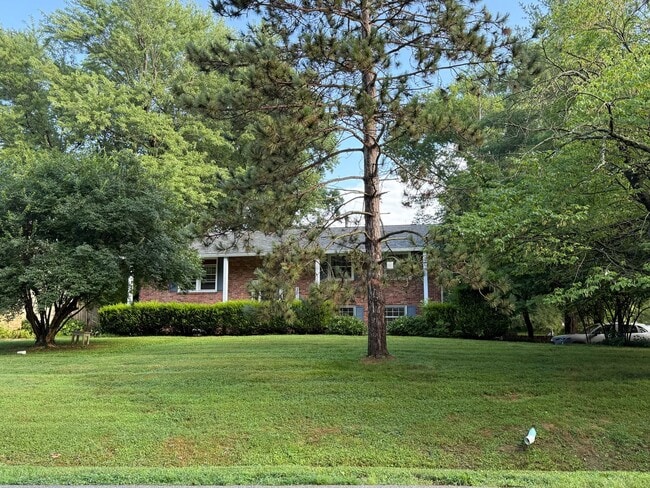 Photo - 4 BEDROOM AVAILABLE NOW!! MONTHLY RENT IS ...