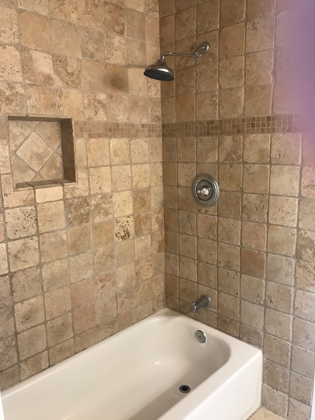 Shower and Tub - 7160 Grable St Unit Granny Flat