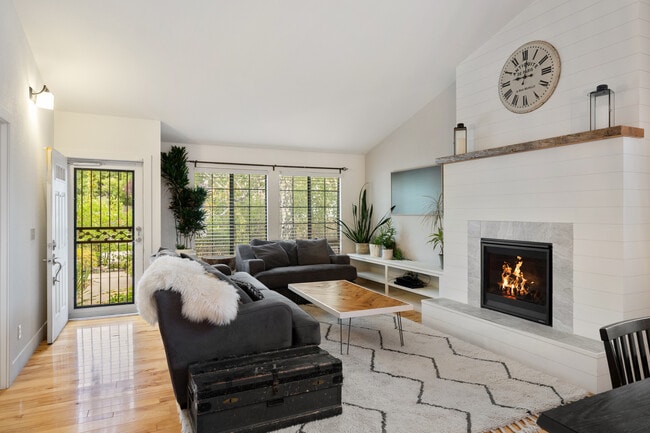 Building Photo - 1557 Bramble Ct