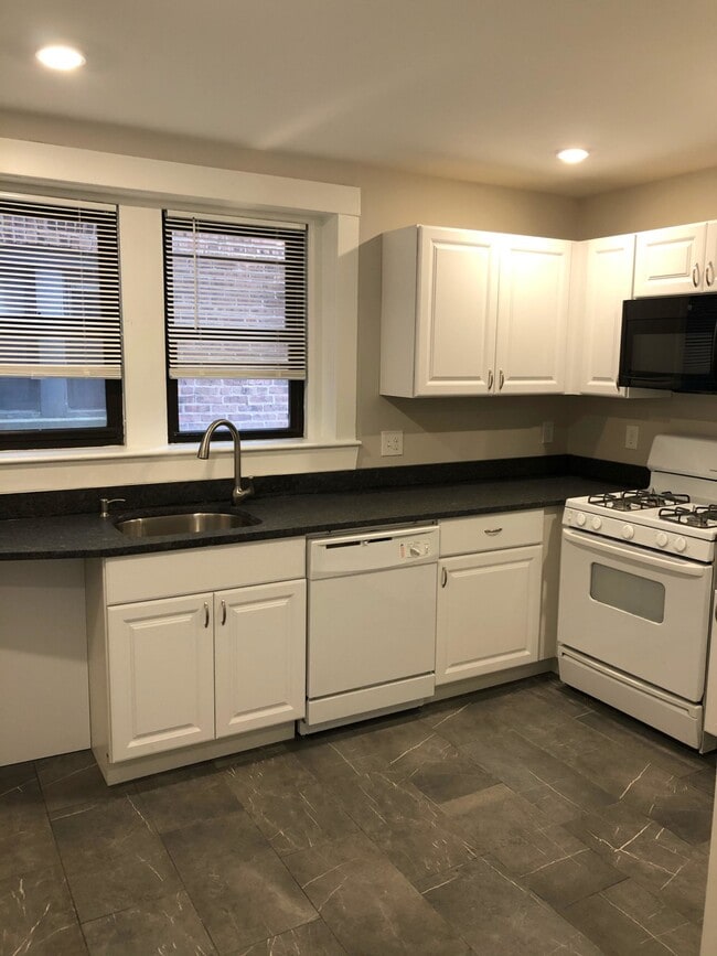 Building Photo - 9 Upland Rd Unit 6