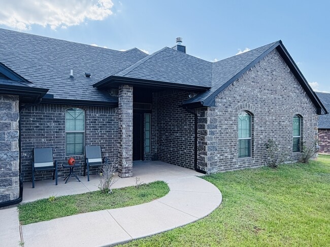 Building Photo - 465 Maple Dr