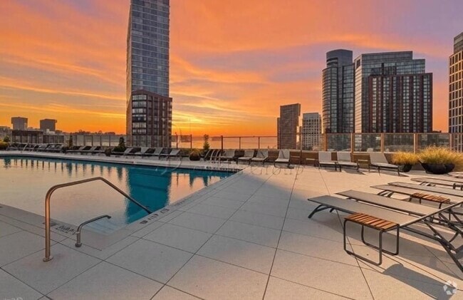 Building Photo - 3 bedroom in LONG ISLAND CITY NY 11101 Unit 1201 Rental