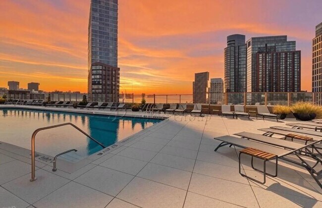 Building Photo - 3 bedroom in LONG ISLAND CITY NY 11101 Unit 1201 Rental