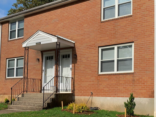 Private front and back entrances - 1308 Slater Rd