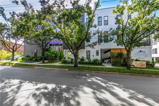 Photo - 2908 Cole St