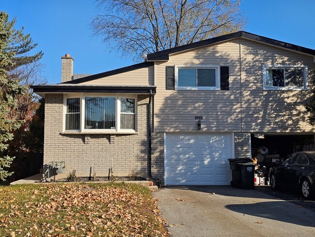 Building Photo - 1535 E Jane Ave