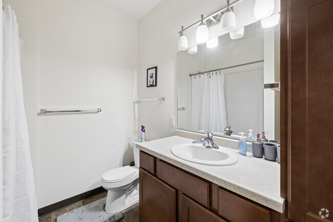 1BR, 1BA - 645SF - Bathroom