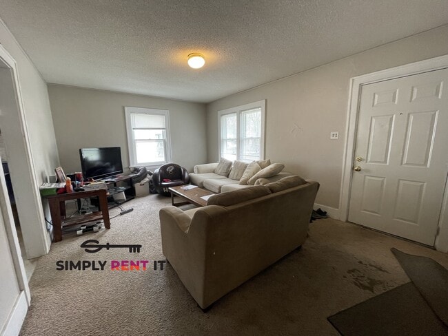 Photo - 3 Bedroom Home on Campus, Free Parking Ava...