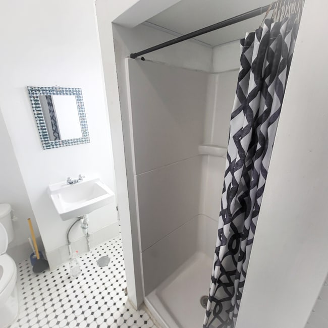 Photo - 1751-1759-1759 Acushnet Ave Unidad 104 - Weekly (Raft owes 12wks)