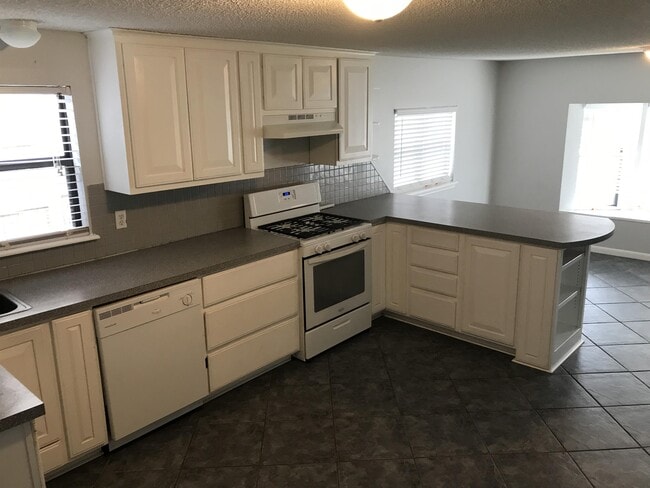 Photo - 1300 N Louisa Ave
