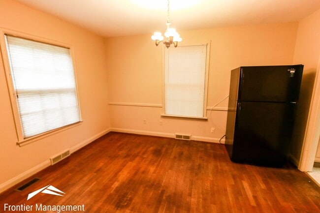Photo - Awesome 5 Bedroom home near campus and Agg...