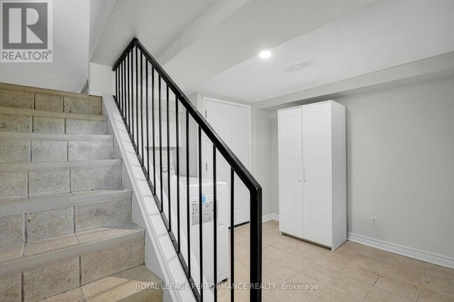 Photo - 940 Brant St