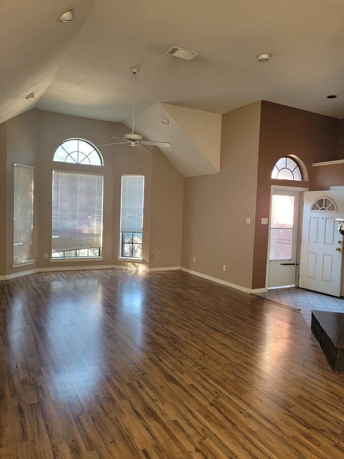 Photo - 327 Meadowcreek Dr