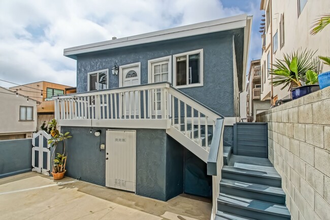 Building Photo - 1 HOUSE FROM BEACH! CHARMING, DETACHED UNIT W/ OCEAN VIEWS & 1-CAR GARAGE IN WALKSTREET TRIPLEX!