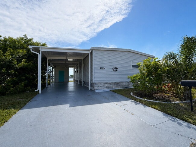 "Charming 2-Bed, 2-Bath Mobile Home Retreat in Harbor Cove!"
