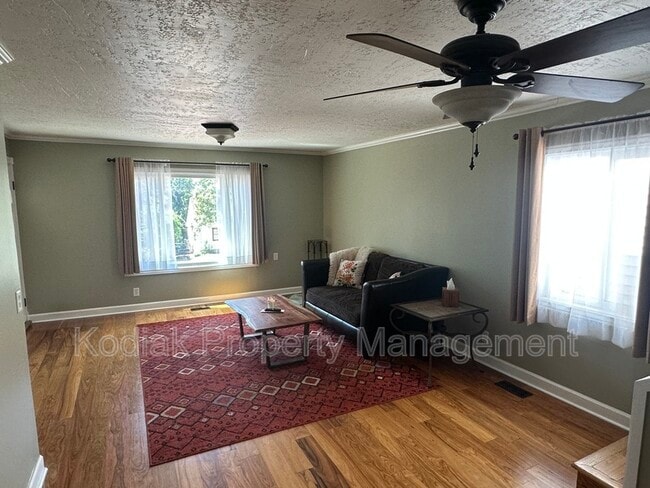 Photo - 467 E 5th Ave