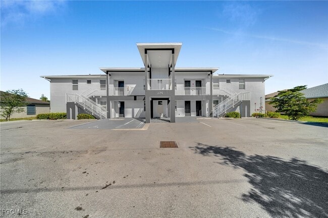 Building Photo - 275 SW 4th St Unit 100