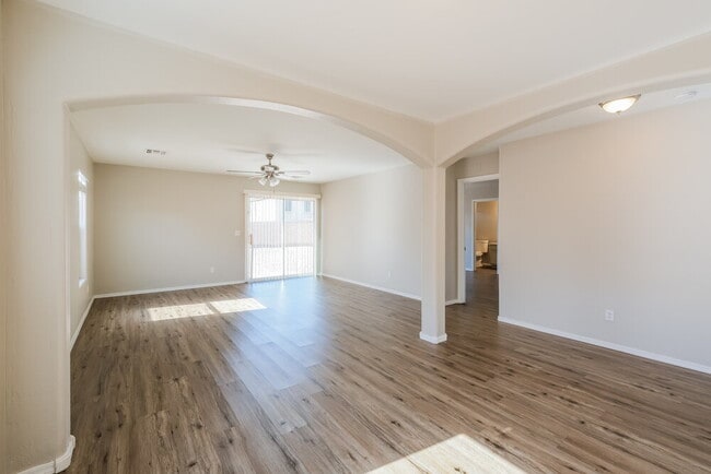 25213 W Cranston Ln
