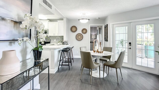 Deléitese con el encanto de los sofisticados pisos de plancha gris en todas las casas recientemente renovadas en River Reach.
